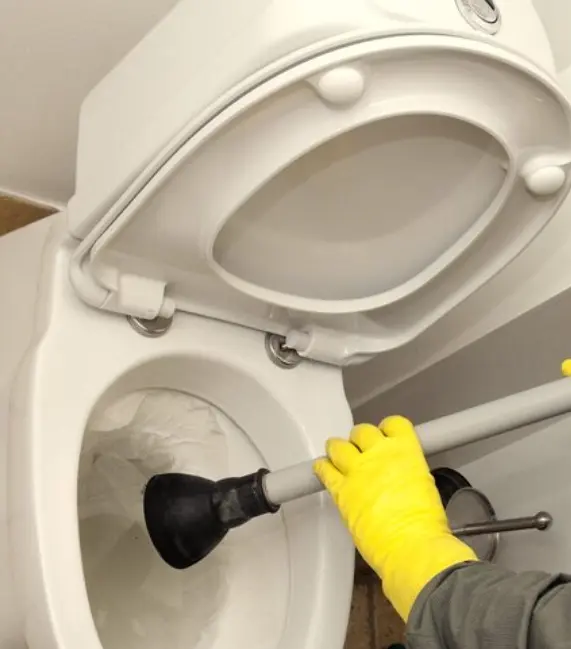 Stoppet toilet renses med svupper